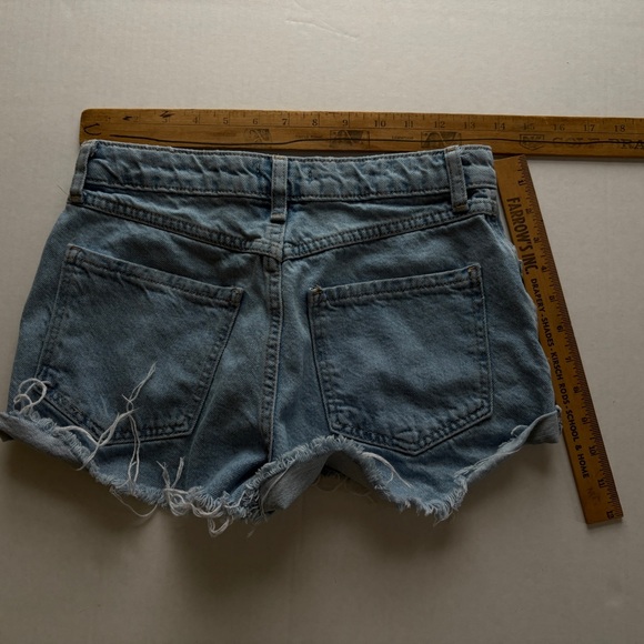 Forever 21 Women’s Short Denim Shorts, Size 24 - Picture 3 of 5